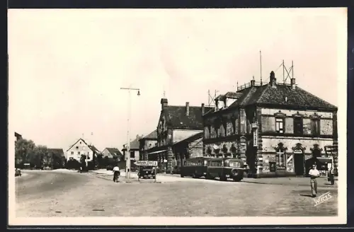 AK Rastatt, Bahnhof, Strassenszene mit Bussen