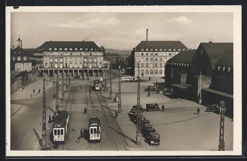 AK Karlsruhe, Bahnhofsplatz mit Strassenbahnen und Hotels