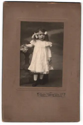 Fotografie Atelier Viktoria, Ulm a. D., Hafengasse 2, Mädchen in weissem Kleid mit Schleifen