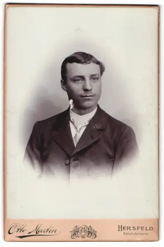 Fotografie Otto Martin, Hersfeld, Bahnhofstrasse, Porträt eines eleganten jungen Mannes