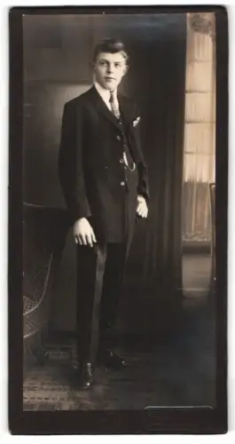 Fotografie E. Maass, Schneeberg i. S., Eleganter junger Mann im Anzug