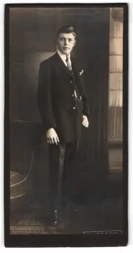 Fotografie E. Maass, Schneeberg i. S., Eleganter junger Mann im Anzug