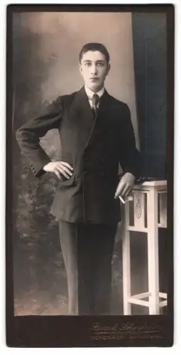 Fotografie Bernh. Schmieder, Schonach, Junger Mann im Anzug