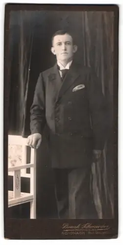 Fotografie Bernh. Schmieder, Schonach, Junger Mann im Anzug