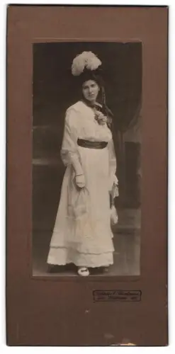 Fotografie C. Fleischmann, Heilbronn, Frida Seih im edlen Kleid mit Hut