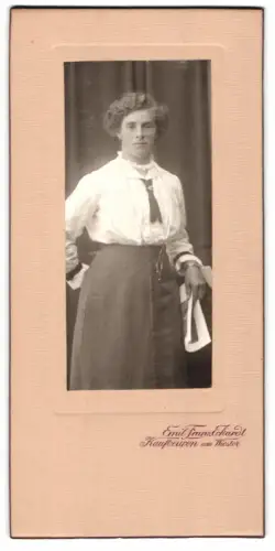 Fotografie Emil Franzeckardt, Kaufbeuren am Wiestor, Frauenportrait mit Zeitung