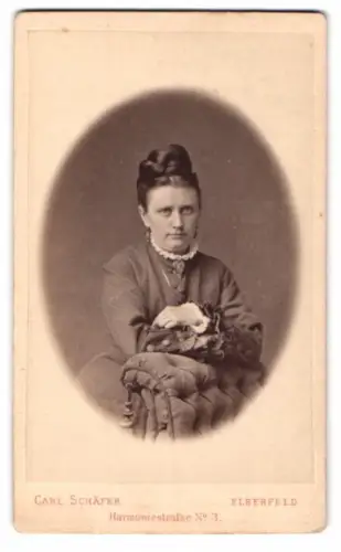 Fotografie Carl Schäfer, Elberfeld, Harmoniestrasse 3, Dame lehnt auf einem Sessel