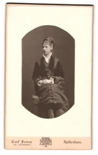 Fotografie Carl Sonne, Kjöbenhavn, Gothersgade 45, Junge Frau im eleganten Kleid