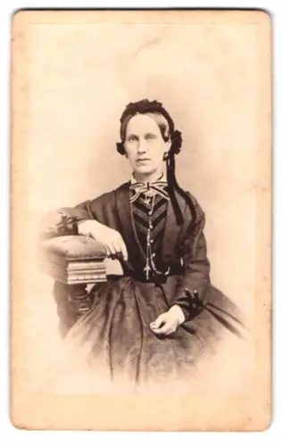 Fotografie Gau & Matthes, Stralsund, Frau in elegantem Kleid