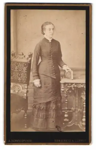 Fotografie A. Schweisfurth, Remscheid, Frau in elegantem Kleid