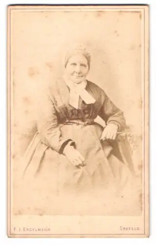 Fotografie F. J. Engelmann, Crefeld, Westwall 23, Ältere Dame auf Stuhl