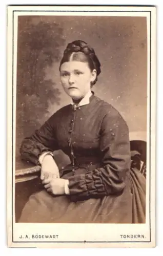 Fotografie J. A. Bödewadt, Tondern, Osterstrasse 40, Frau in elegantem Kleid