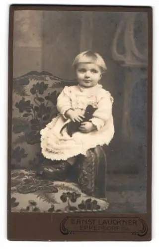 Fotografie Ernst Lauckner, Eppendorf, Kleines Kind mit Plüschtier auf einem Sessel