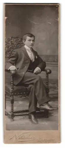 Fotografie Nitsche, Lausanne, Eleganter Herr auf kunstvollem Stuhl