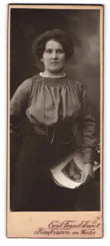 Fotografie Emil Franckh, Kaufbeuren, Porträt einer Dame mit Zeitung