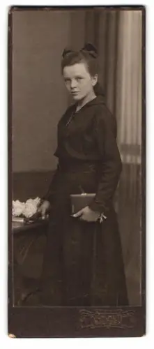Fotografie Rich. Huth, Bautzen, Mädchen im Porträt mit Buch