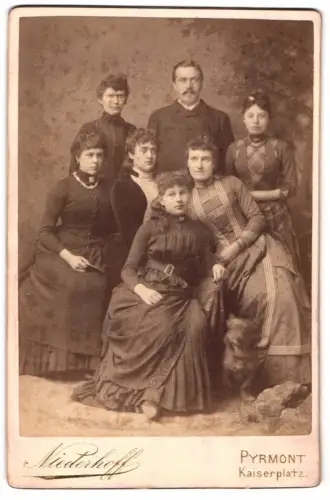 Fotografie Niederhoff, Pyrmont, Kaiserplatz, Familienporträt mit Hund