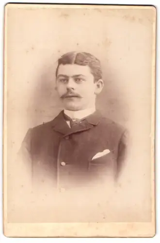 Fotografie H. W. Biffar, Brooklyn, Bedford Avenue 370, Porträt eines eleganten Herrn
