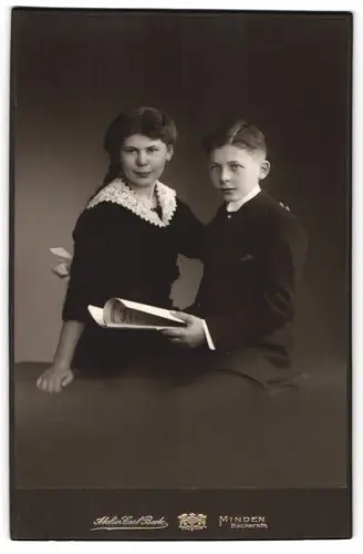 Fotografie Atelier Carl Beste, Minden, Bäckerstr. 13, Geschwister mit Buch