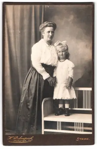 Fotografie H. Pickenpack, Stade, Frau mit kleinem Mädchen auf Bank