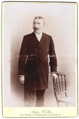 Fotografie Atelier Walther, Wilhelmshaven, Roonstr. 75, Porträt eines Herrn mit Stuhl