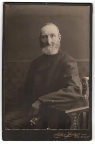 Fotografie Atelier Jensen, Kiel, Klinke 26, Herr Duuse im Porträt, gest. 1923