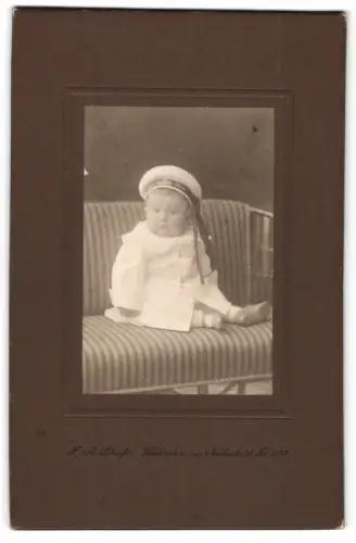 Fotografie J. B. Schäfer, Wiesbaden, Nicolastrasse 22, Porträt eines kleinen Kindes