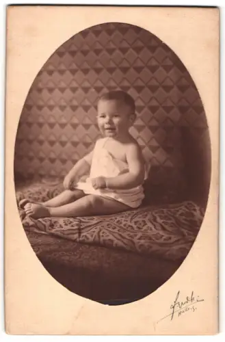 Fotografie Fotograf unbekannt, Halle a. S., Porträt eines Kleinkinds auf gemustertem Teppich 1929