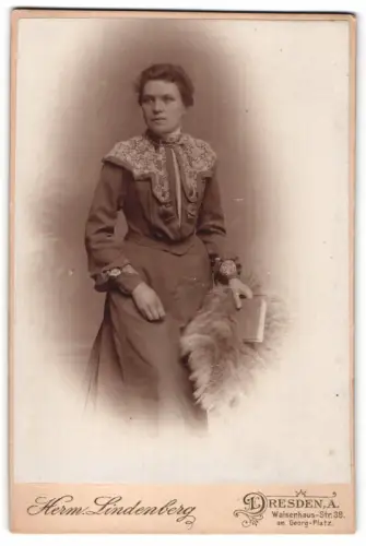Fotografie Herm. Lindenberg, Dresden, Waisenhaus-Str. 38, Portrait einer Frau mit Buch und Pelz