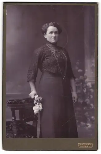 Fotografie J. Kuban, Konstanz, Hussenstrasse 28, Porträt einer Dame mit Blumenstrauss