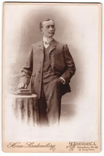 Fotografie Herm. Lindenberg, Dresden, A., Waisenhaus-Str. 38, Eleganter Herr im Anzug