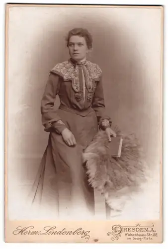 Fotografie Herm. Lindenberg, Dresden, Waisenhaus-Str. 38, Porträt einer Frau mit Buch