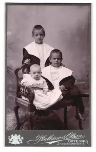 Fotografie Plathino & Olson, Göteborg, Stigbergstorget 2, Drei Kinder in feierlicher Kleidung