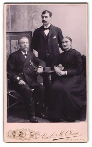 Fotografie Carl M. Olson, Göteborg, Masthuggstorget, Familienporträt mit drei Personen
