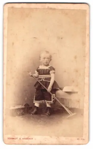 Fotografie Schmidt & Wegener, Kiel, Dänische Strasse 35, Kind mit Harke