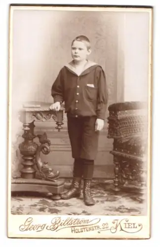 Fotografie Georg Billström, Kiel, Holstenstrasse 22, Junge in Matrosenanzug