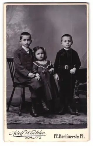 Fotografie Adolf Winkler, Görlitz, Berlinerstr. 12, Drei Kinder in feiner Kleidung