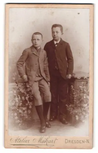 Fotografie Atelier Makart, Dresden, Bautznerstrasse 29, Zwei Jungen in eleganter Kleidung