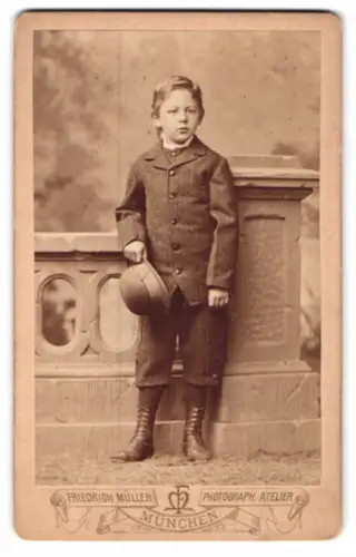 Fotografie Friedrich Müller, München, Amalienstrasse 9, Junge mit Anzug und Hut