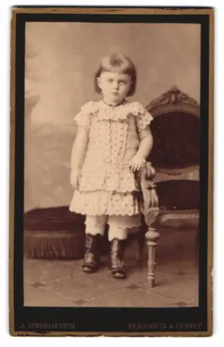 Fotografie A. Schweisfurth, Remscheid, Kind in gemustertem Kleid