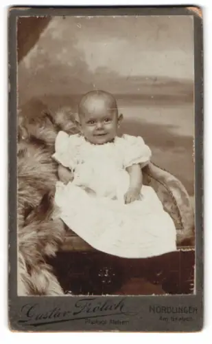 Fotografie Gustav Frölich, Nördlingen, Am Graben, Porträt eines lächelnden Kleinkinds
