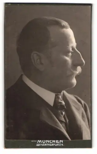 Fotografie Fotograf unbekannt, München, Gärtnerplatz 4, Porträt eines eleganten Herrn im Profil