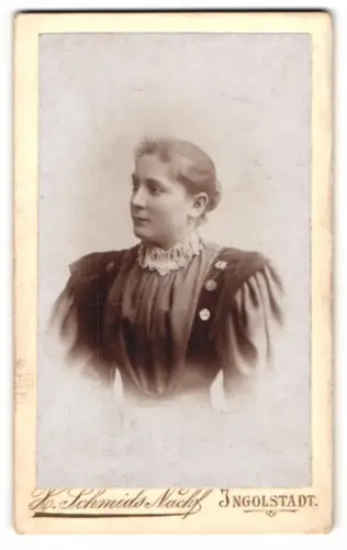 Fotografie H. Schmidts Nachf, Ingolstadt, Junge Frau im Profil