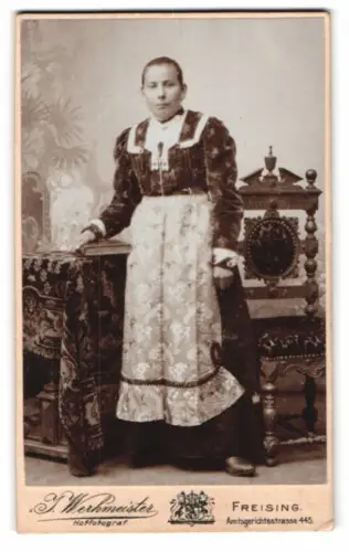 Fotografie J. Werkmeister, Freising, Amtsgerichtsstrasse 445, Frau in traditioneller Kleidung