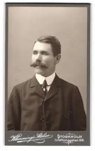 Fotografie Klemming`s Atelier, Stockholm, Drottninggatan 88, Portrait eines Mannes mit markantem Schnurrbart