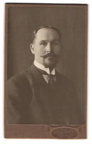 Fotografie D & J Sorbon, Södertelje, Porträt eines eleganten Herrn 1911