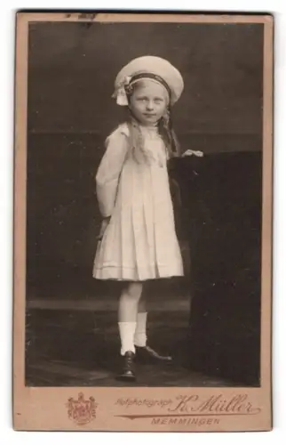 Fotografie Karl Müller, Memmingen, Kind im weissen Kleid mit Hut