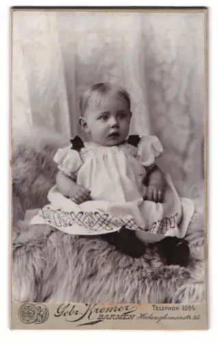 Fotografie Gebr. Kremer, Barmen, Heckinghauserstr. 25, Porträt eines Kleinkinds