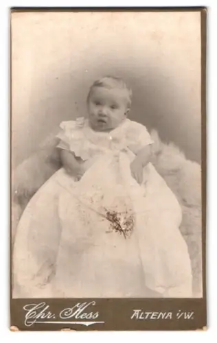 Fotografie Chr. Hess, Altena i. W., Porträt eines Kleinkindes