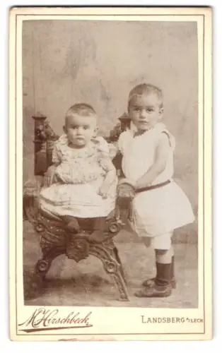 Fotografie A. Hirschbeck, Landsberg am Lech, Zwei Kinder in weisser Kleidung
